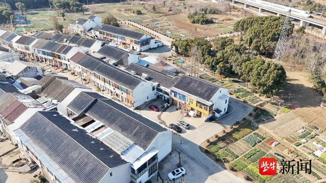 村委出大头翻修老周他们的春节更“安心”更“温暖”人生就是博-尊龙凯时新春走基层|总漏水的老房子(图3) 村委出大头翻修老周他们的春节更“安心”更“温暖”人生就是博-尊龙凯时新春走基层|总漏水的老房子(图3)