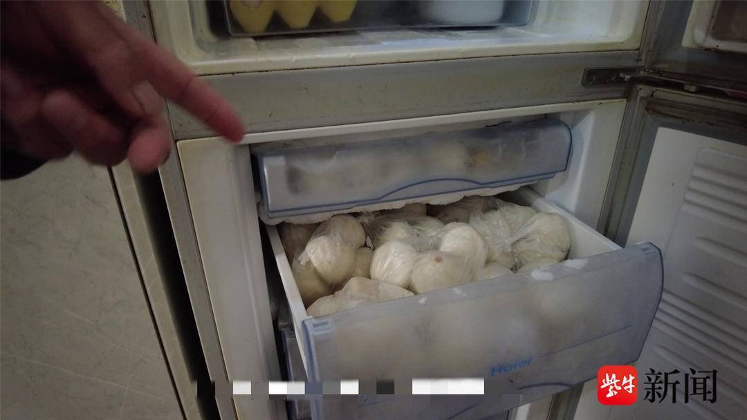 村委出大头翻修老周他们的春节更“安心”更“温暖”人生就是博-尊龙凯时新春走基层|总漏水的老房子(图4) 村委出大头翻修老周他们的春节更“安心”更“温暖”人生就是博-尊龙凯时新春走基层|总漏水的老房子(图4)